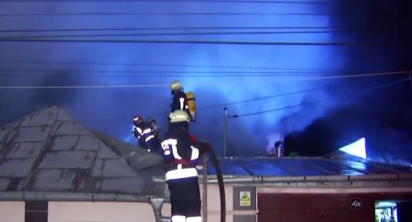Incendiu în Voluntari. Două case, cuprinse de flăcări în miezul nopții