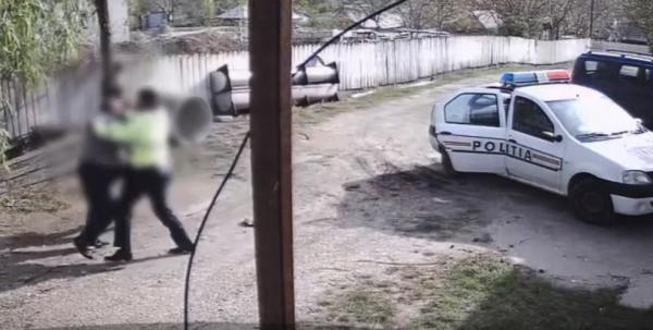 Pumnul a făcut legea la Vaslui. Doi poliţişti au fost filmaţi în timp ce bat crunt un bărbat (Video)