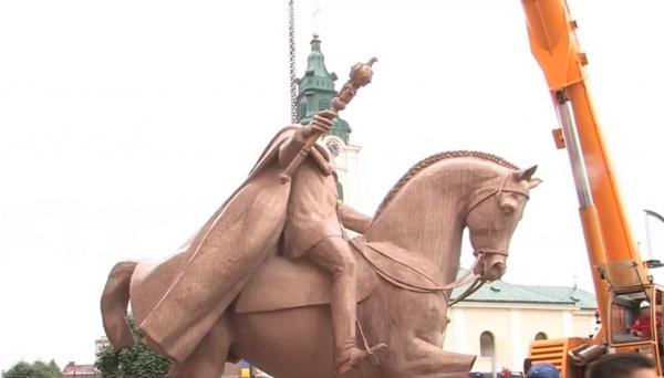 Scandal în Oradea, după ce autorităţile locale au decis să schimbe statuia lui Mihai Viteazul cu cea a Regelui Ferdinand I
