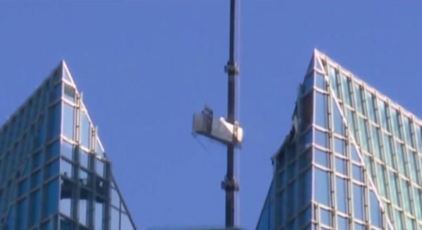 Doi muncitori, la un pas de moarte pe un zgârie-nori din Oklahoma City