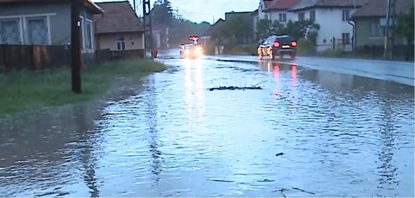 A fost potop în nordul ţării. Sunt prognozate furtuni în est (Video)
