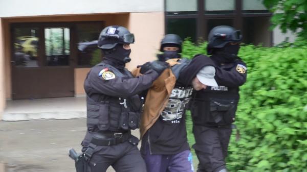 Suspect principal în cazul dublei crime de la Iaşi, un tânăr de 21 de ani care strângea bani de droguri (Video)