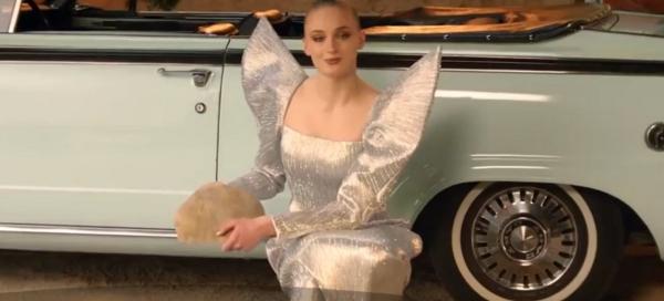 O actriţă din Game of Thrones ne învaţă cum să schimbăm o roată