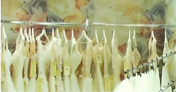 Tot mai mulţi străini îşi cumpără hainele pentru nuntă din România