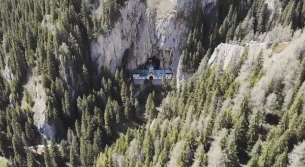 Peștera Ialomiței din Munții Bucegi, un magnet pentru turiști