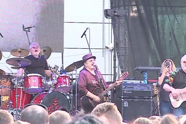 Capitala rock-ului clasic românesc a fost în inima Ardealului. Mii de persoane au venit la concertul trupei Phoenix (Video)