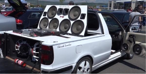 Bijuterii pe patru roţi la o expoziţie auto în Deva