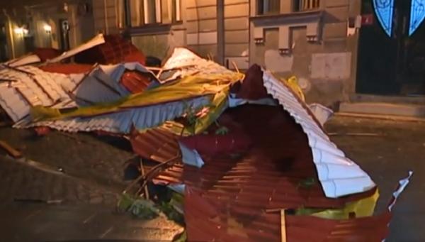 Ploile torenţiale şi vijeliile au lovit zona Banatului. La Timişoara, vântul puternic a luat pe sus acoperişurile