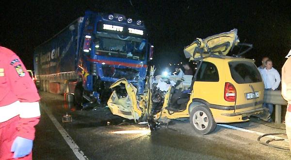 Un tânăr a intrat cu 140 km/oră într-un TIR, pe un drum din Mureş. Băiatul a murit pe loc (Video)