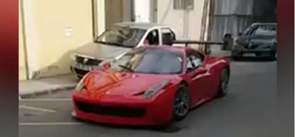 Şoferul unui Ferrari îşi distruge bolidul într-un accident stupid, în Bucureşti