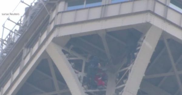Un bărbat s-a urcat pe Turnul Eiffel şi a stat aproape 6 ore agăţat de grinzi (Video)