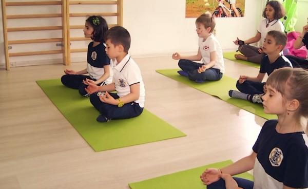Yoga este recomandată şi pentru copii. Care sunt beneficiile (Video)