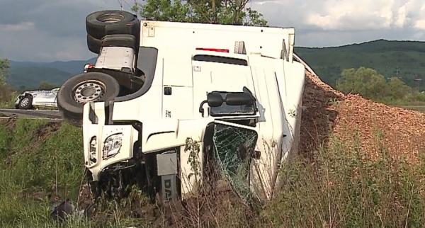 Maşina Ambasadei Albaniei, implicată într-un carambol violent pe o şosea din Mureş. Doi oameni au murit, între care o româncă