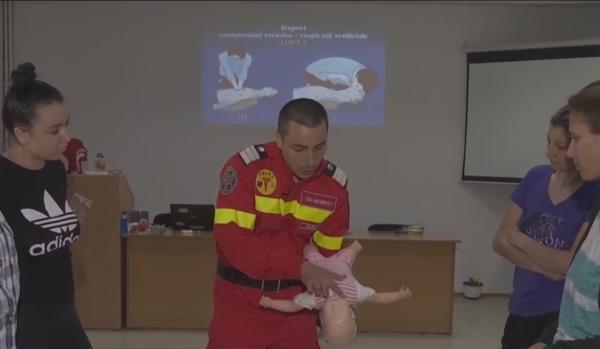 Tehnici de prim-ajutor pentru salvarea unui copil înecat cu mâncare