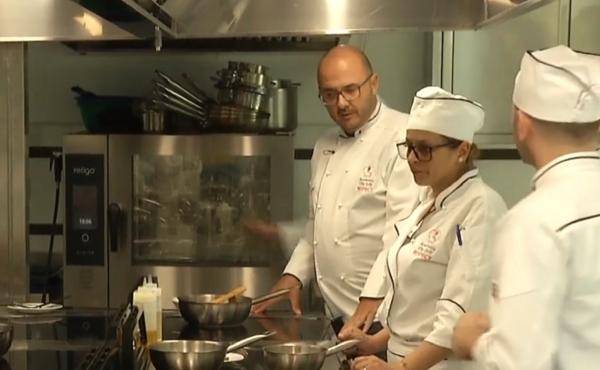 Tot mai mulţi români iau cursuri pentru a deveni chefi