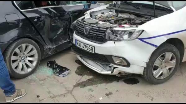Accident între o maşină de Poliţie şi un BMW, la Timişoara. Poliţist preluat de SMURD (Video)