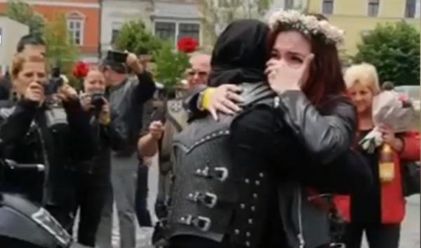 Un tânăr şi-a cerut în căsătorie iubita, în cadrul festivalului motocicliştilor la Cluj-Napoca (Video)