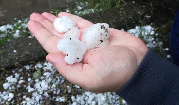 Prăpăd în Sălaj şi Maramureş, după grindină: "Toate maşinile care au fost parcate aici sunt distruse!"