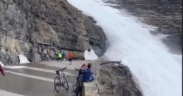 Biciclişti la un pas de moarte în Statele Unite, după ce o avalanşă s-a produs chiar în faţa lor (Video)