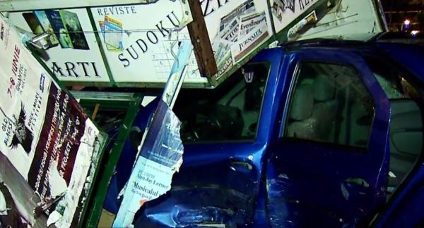 Un șofer a distrus un chioșc de ziare din București, după ce a forțat semaforul