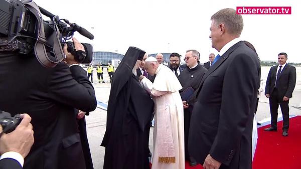 Papa Francisc a sărutat crucea de la pieptul IPS Nifon, arhiepiscopul Târgoviştei (video)