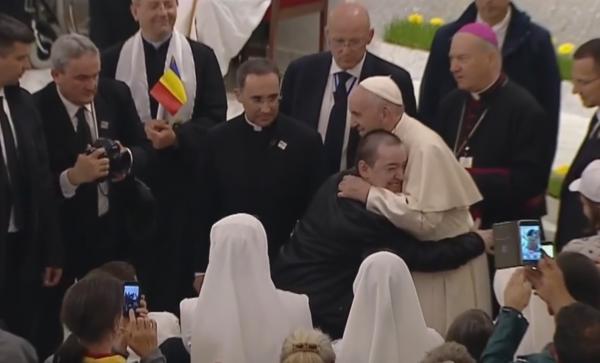 Reacția unui tânăr bolnav, care a fost îmbrățișat de Papa Francisc, la Iași