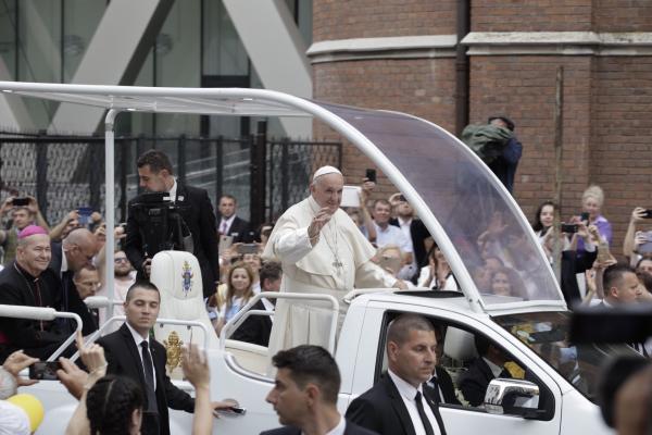 Papa Francisc i-a impresionat pe bucureșteni