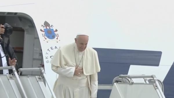 Final emoționant al vizitei Papei Francisc în România, pe aeroportul din Sibiu