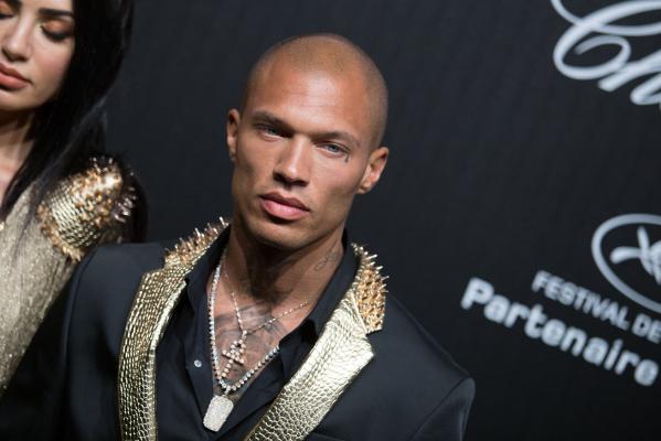 Manechinul şi fostul delicvent Jeremy Meeks s-ar fi despărţit de logodnica sa, Chloe Green (Video)