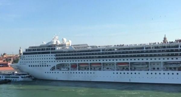 Un vas de croazieră scăpat de sub control a lovit o navă plină cu turişti, pe un canal din Veneţia