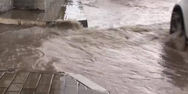Străzile dintr-un ansamblu rezidenţial de lângă Bucureşti, inundate (Video)
