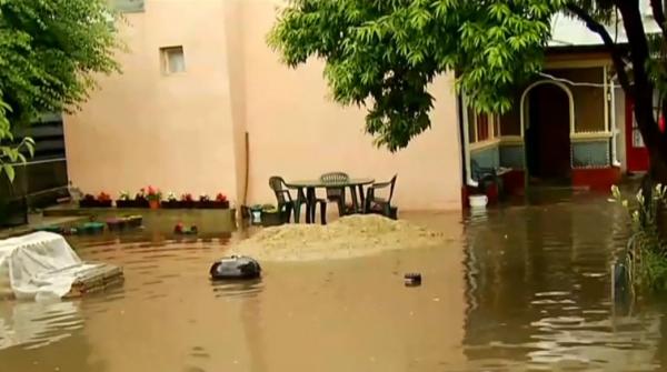 Probleme mari în Bucureşti din cauza ploilor. Canalizarea nu a mai făcut faţă, iar apa a intrat în casele oamenilor