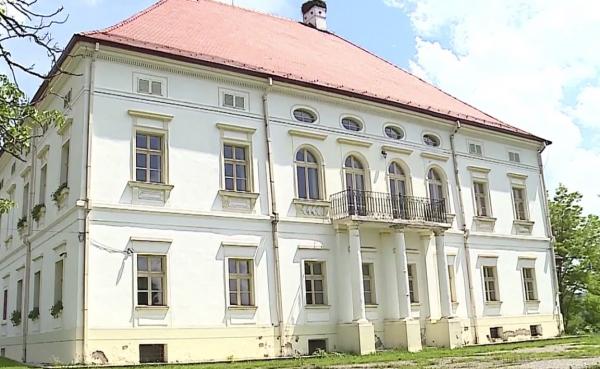 În Mureş, în Sângiorgiu de Pădure, Castelul Rhedey îşi aşteaptă turiştii (Video)