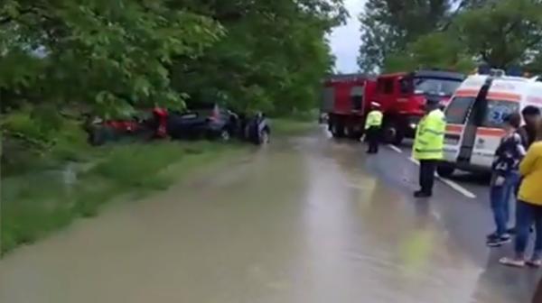 Cod roşu de furtuni violente în Galaţi. Norii au luat aspect de tornadă (Video)