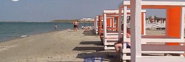 Administratorul unei plaje din Mamaia a restricţionat accesul turiştilor cu un gard
