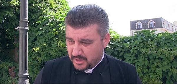 Vecinii sunt de partea preotului care a pus mâna pe casa unei bătrâne din Constanţa