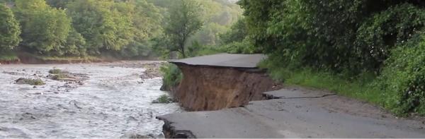 Noi imagini cu drumul judeţean rupt de inundaţii în Buzău (Video)
