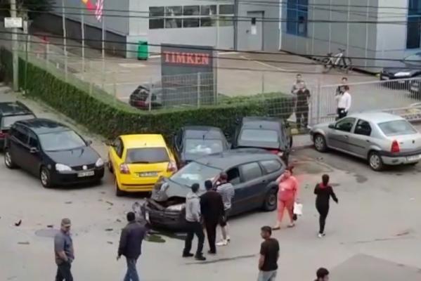 Escapadă greu de crezut pentru trei adolescenţi din Ploieşti, după ce au furat o maşină şi au produs un accident (Video)