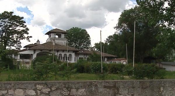 Palatul regal construit de Regina Maria la malul Mării Negre zace în degradare