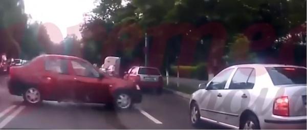 Tânăr aproape să fie ucis de o maşină scăpată de sub control, la Bârlad (Video)