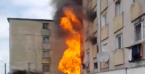 Incendiu în Hunedoara. Zeci de persoane, evacuate de urgenţă (Video)