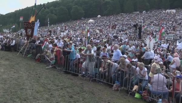 Pelerinaj cu sute de mii de oameni la Șumuleu Ciuc, după ce Papa a lăsat un trandafir de aur