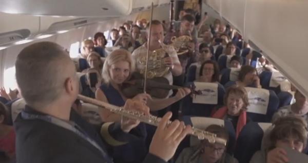 Concert-surpriză în avionul București-Madrid, al Orchestrei Simfonice București