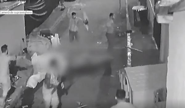 Scandal între două familii rivale din Capitală. Clanurile s-au bătut cu bâte, săbii şi sticle (Video)