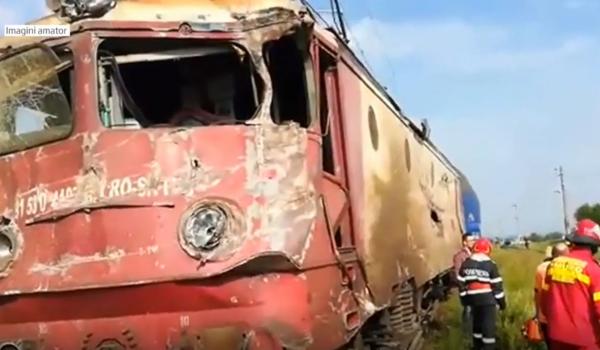 Tren personal cu 60 de persoane, deraiat pe o cale ferată din judeţul Bacău (Video)