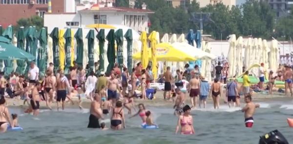 Vremea bună atrage turiștii la mare în acest weekend (Video)