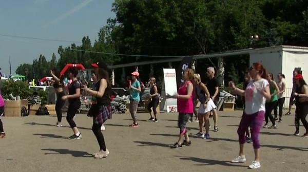 150 de antrenori de fitness au adus în Parcul Herăstrău din Capitală antrenamentele din sală (Video)