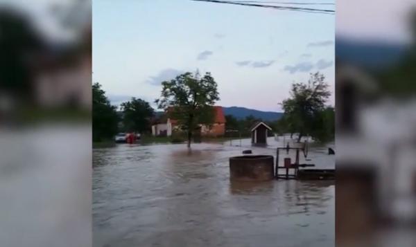 Ploile torenţiale, grindina şi vijeliile au făcut prăpăd în România (Video)