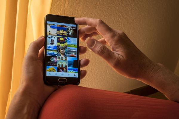 Tot mai mulţi adolescenţi hărţuiesc online alte persoane. Motivul din spatele acestui comportament (Video)