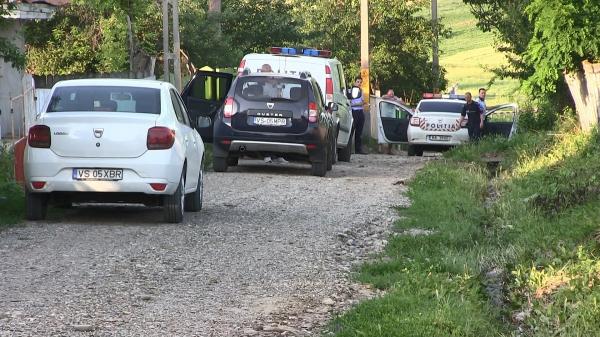 Criminalul cu toporul de la Vaslui a chemat o vecină să-i arate ce a făcut, apoi a fugit (Video)